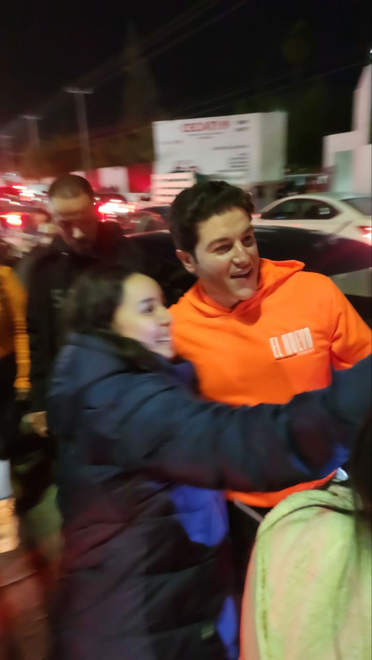 Samuel García y Mariana Rodríguez en Monclova pegando calcas