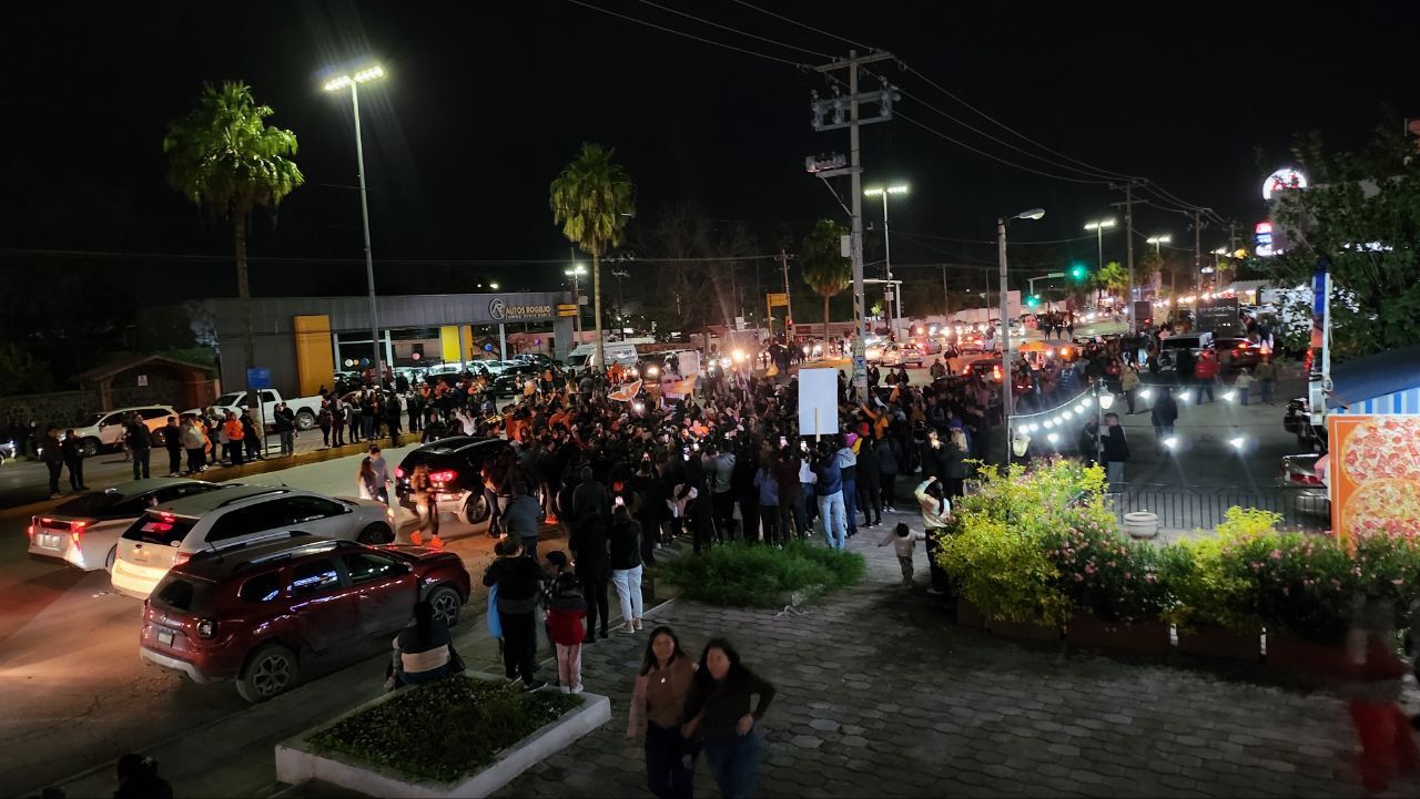 Samuel García y Mariana Rodríguez en Monclova pegando calcas