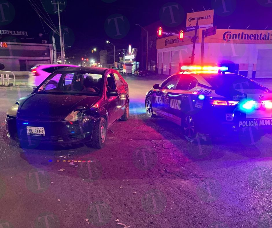Mujer ignora luz roja de semáforo y provoca fuerte choque en Monclova