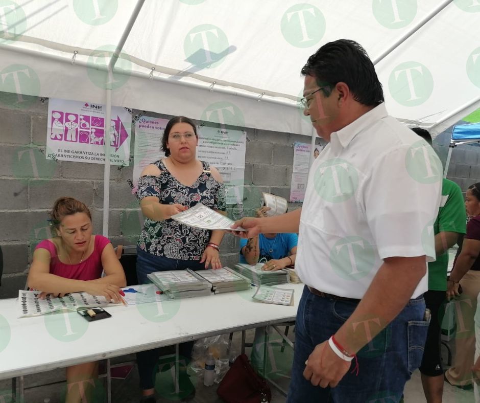 Emite su voto el candidato a la alcaldía de Frontera, Roberto Piña  