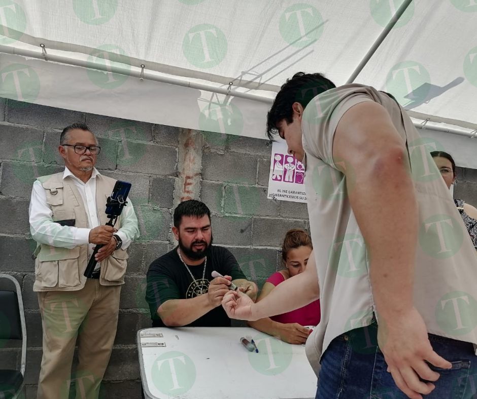 Emite su voto el candidato a la alcaldía de Frontera, Roberto Piña  