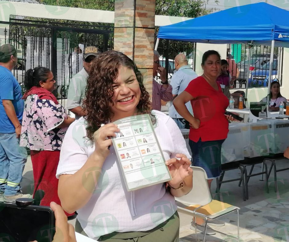 Emite su voto el candidato a la alcaldía de Frontera, Roberto Piña  