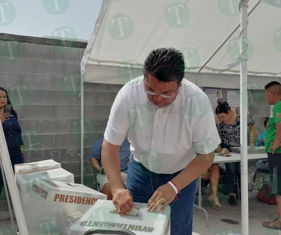 Emite su voto el candidato a la alcaldía de Frontera, Roberto Piña  