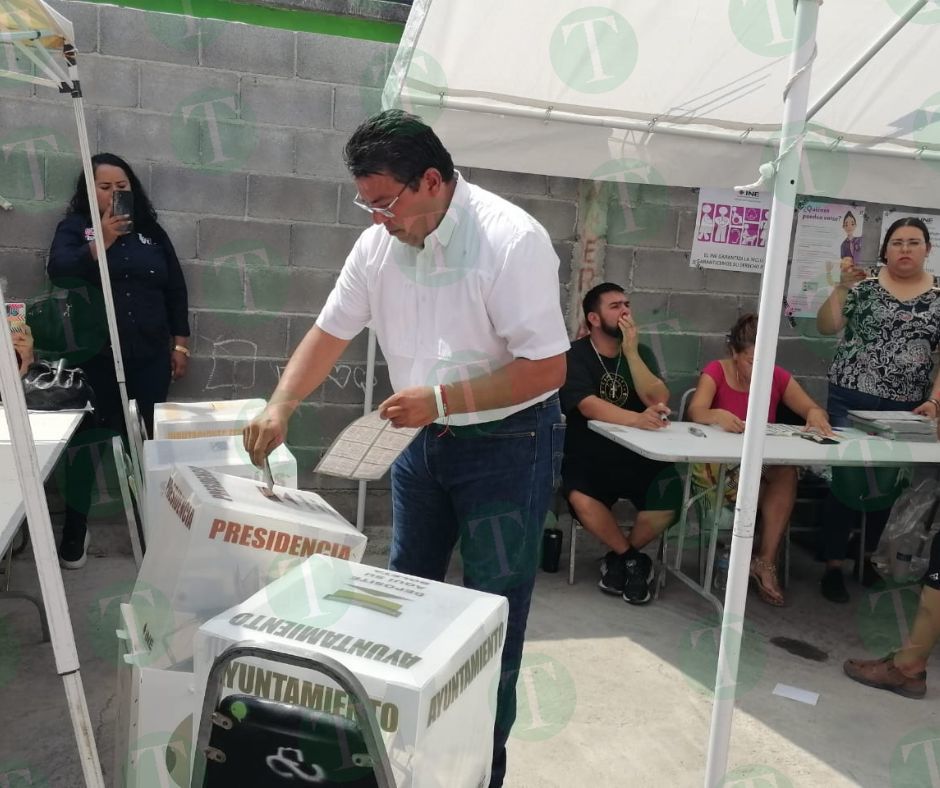 Emite su voto el candidato a la alcaldía de Frontera, Roberto Piña  