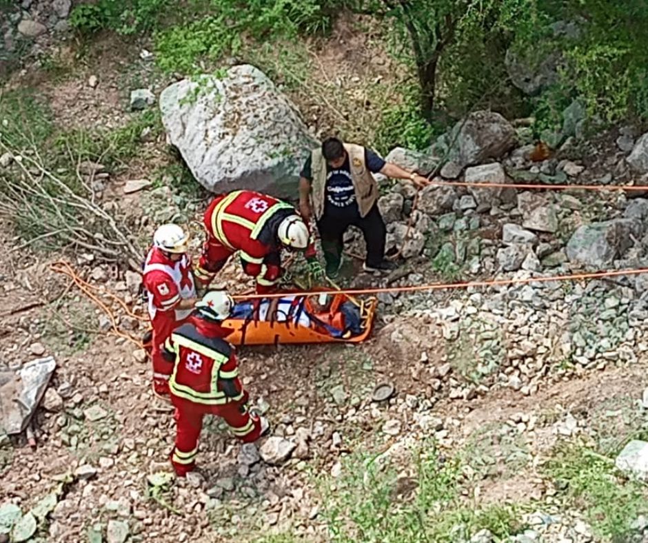 Tráiler cae de puente; socorristas tratan de ayudar al conductor.