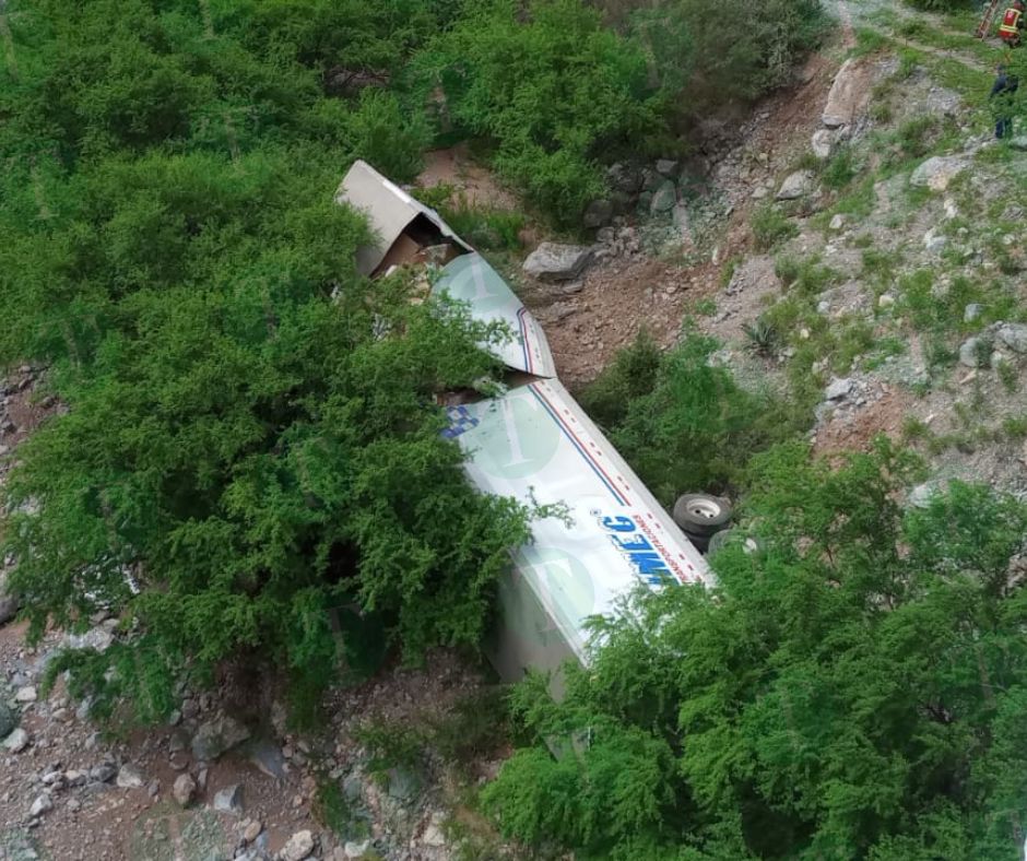 Tráiler cae de puente; socorristas tratan de ayudar al conductor.