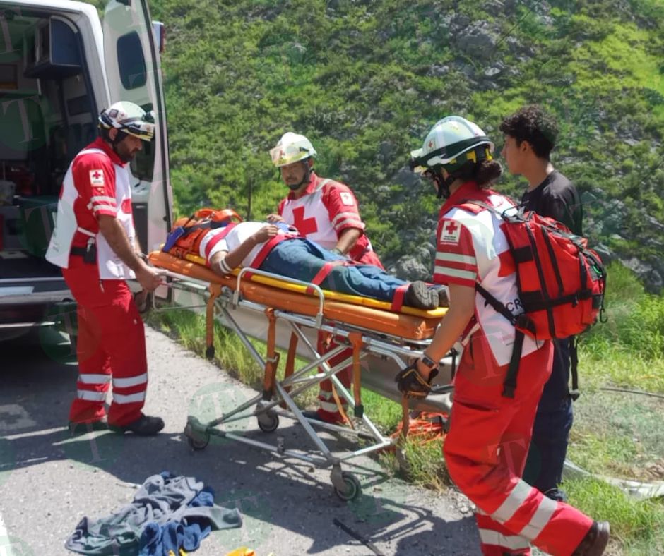 Tráiler cae de puente; socorristas tratan de ayudar al conductor.