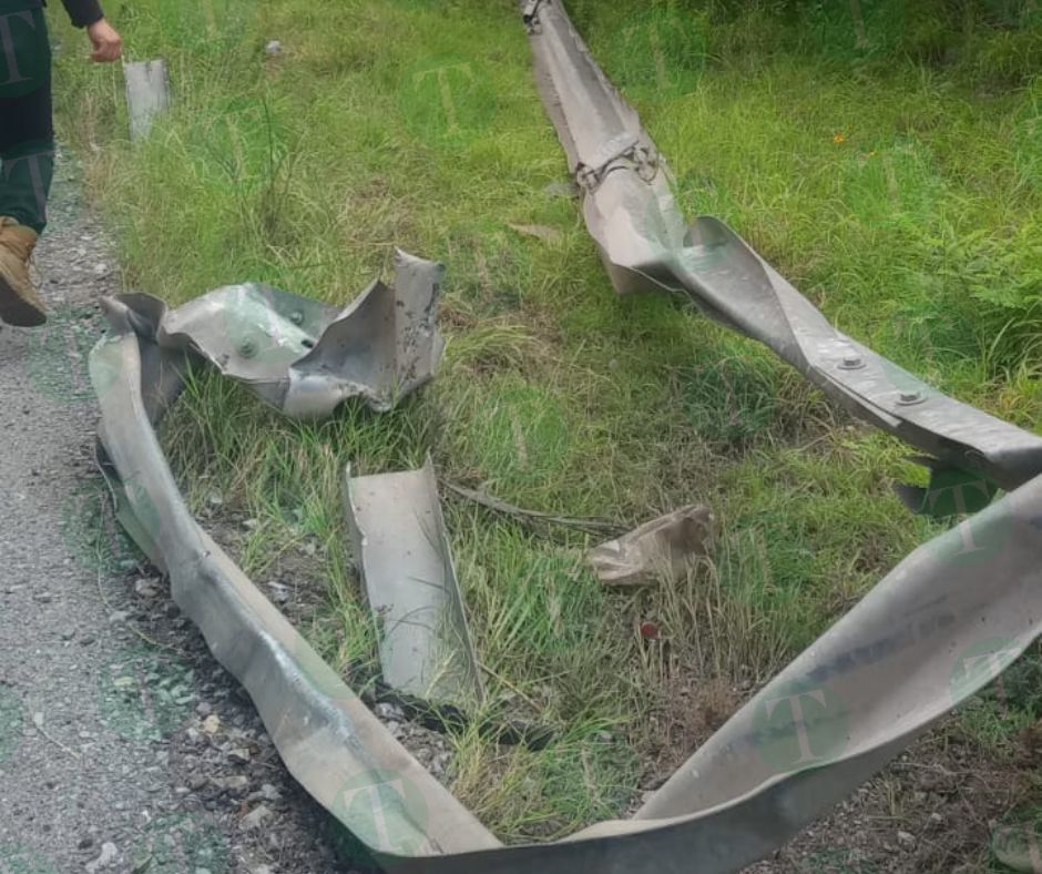 Tráiler cae de puente; socorristas tratan de ayudar al conductor.