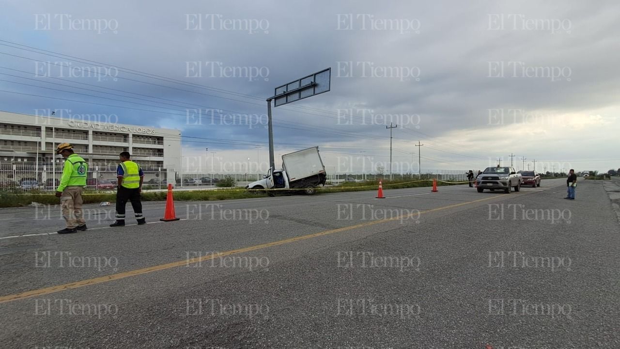 Copiloto pierde la vida al quedar prensado tras chocar contra una nomenclatura