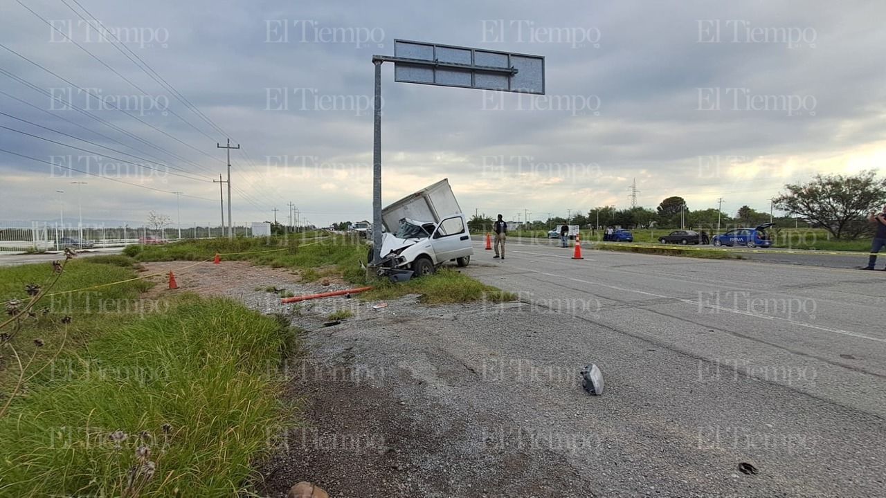 Copiloto pierde la vida al quedar prensado tras chocar contra una nomenclatura