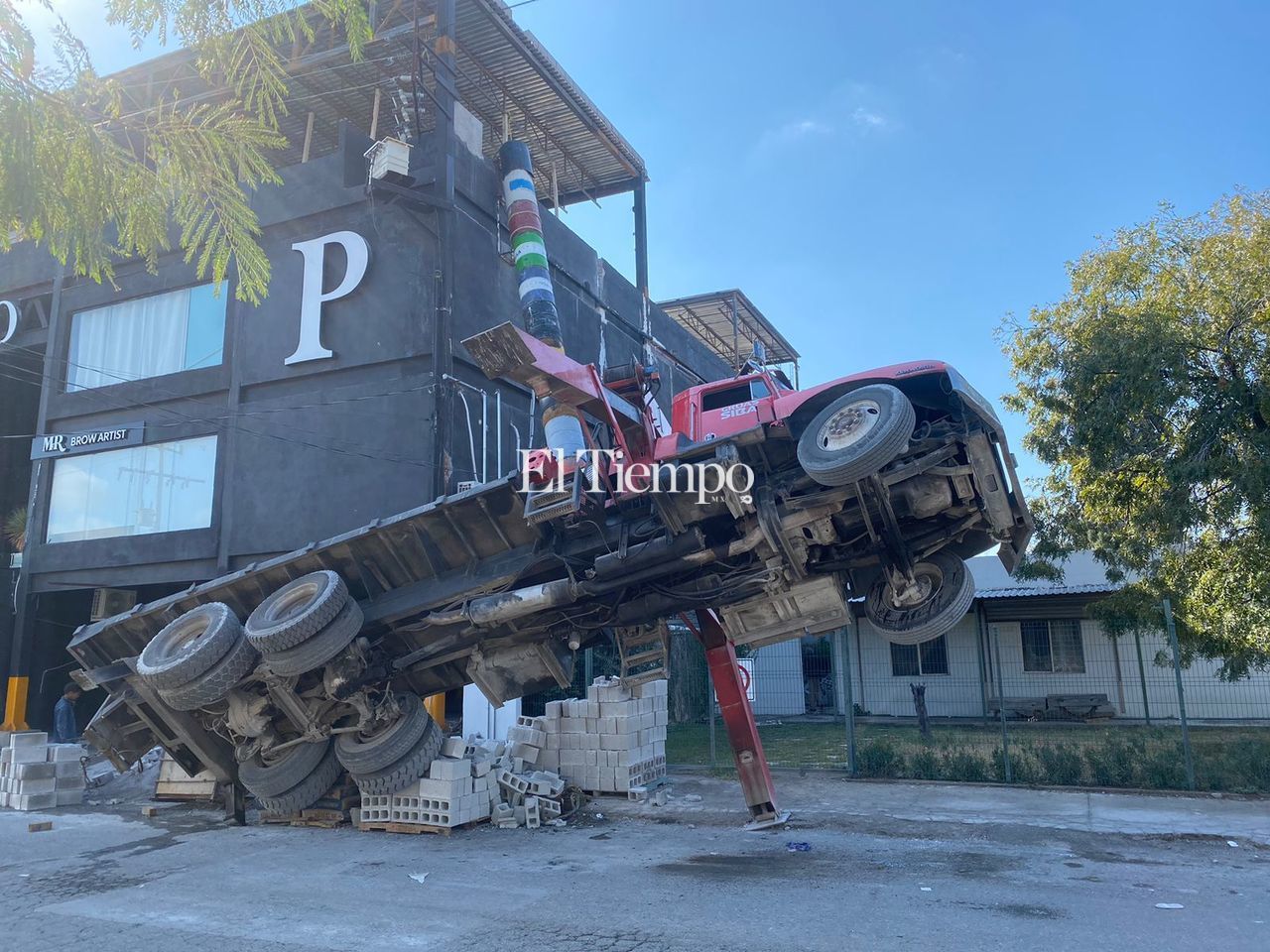 Grúa queda en el aire en la colonia Guadalupe de Monclova