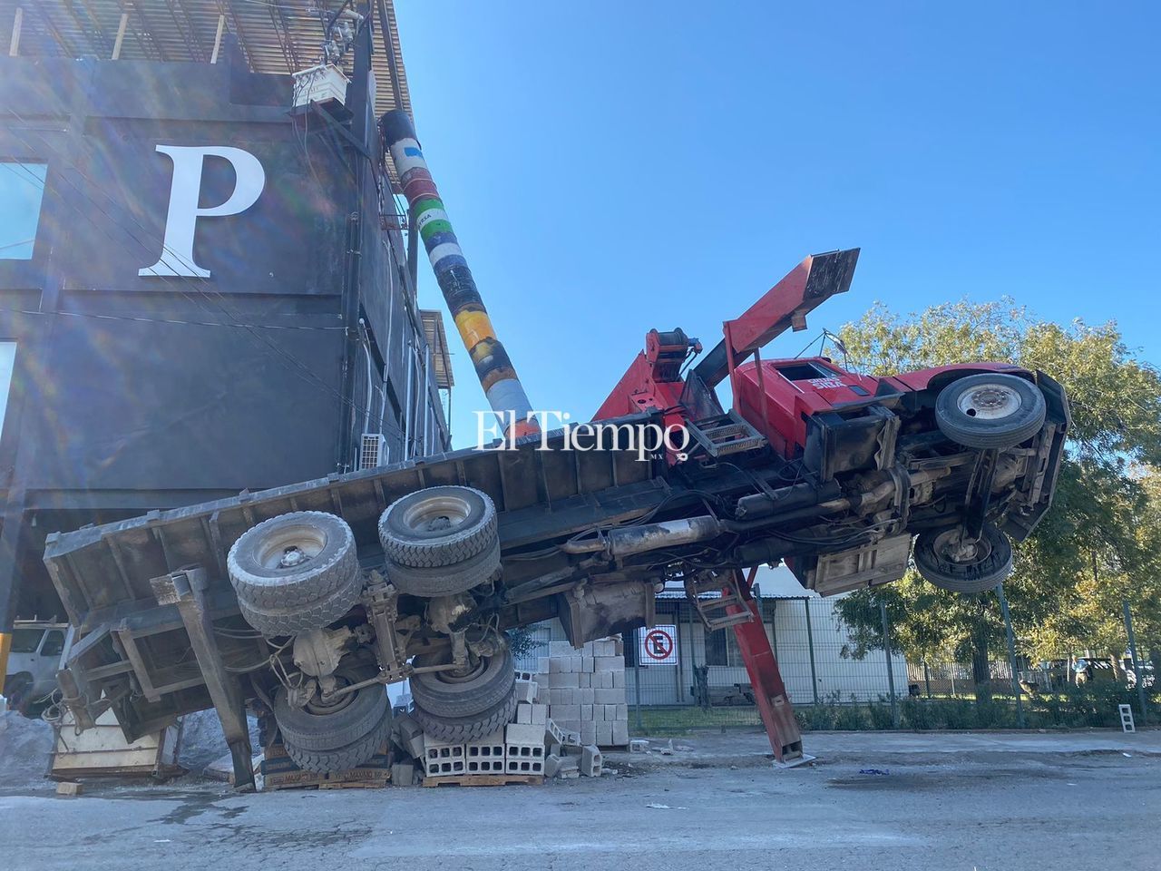 Grúa queda en el aire en la colonia Guadalupe de Monclova