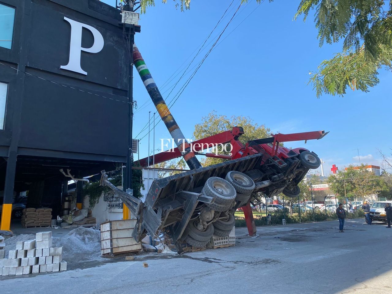 Grúa queda en el aire en la colonia Guadalupe de Monclova