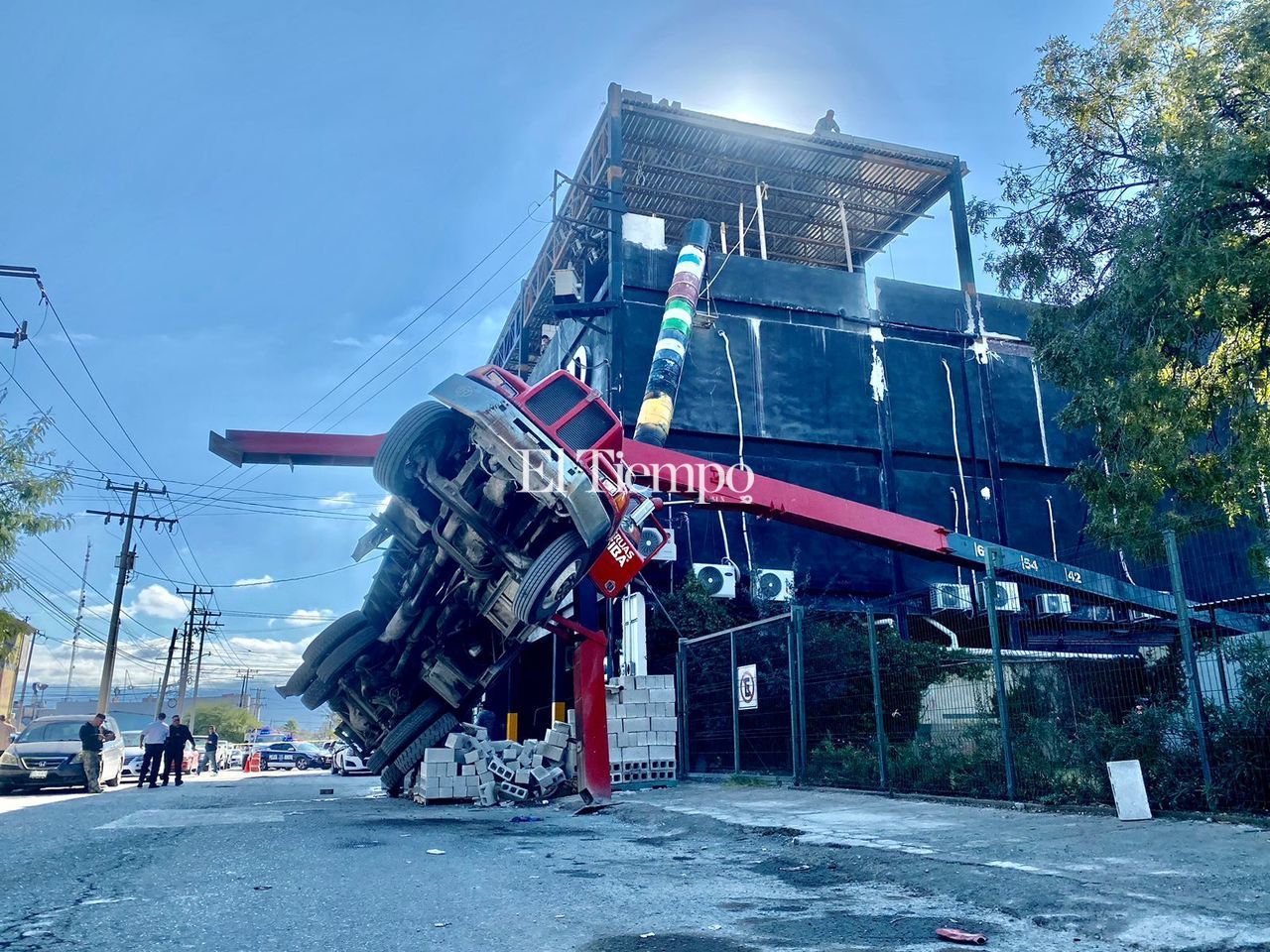 Grúa queda en el aire en la colonia Guadalupe de Monclova