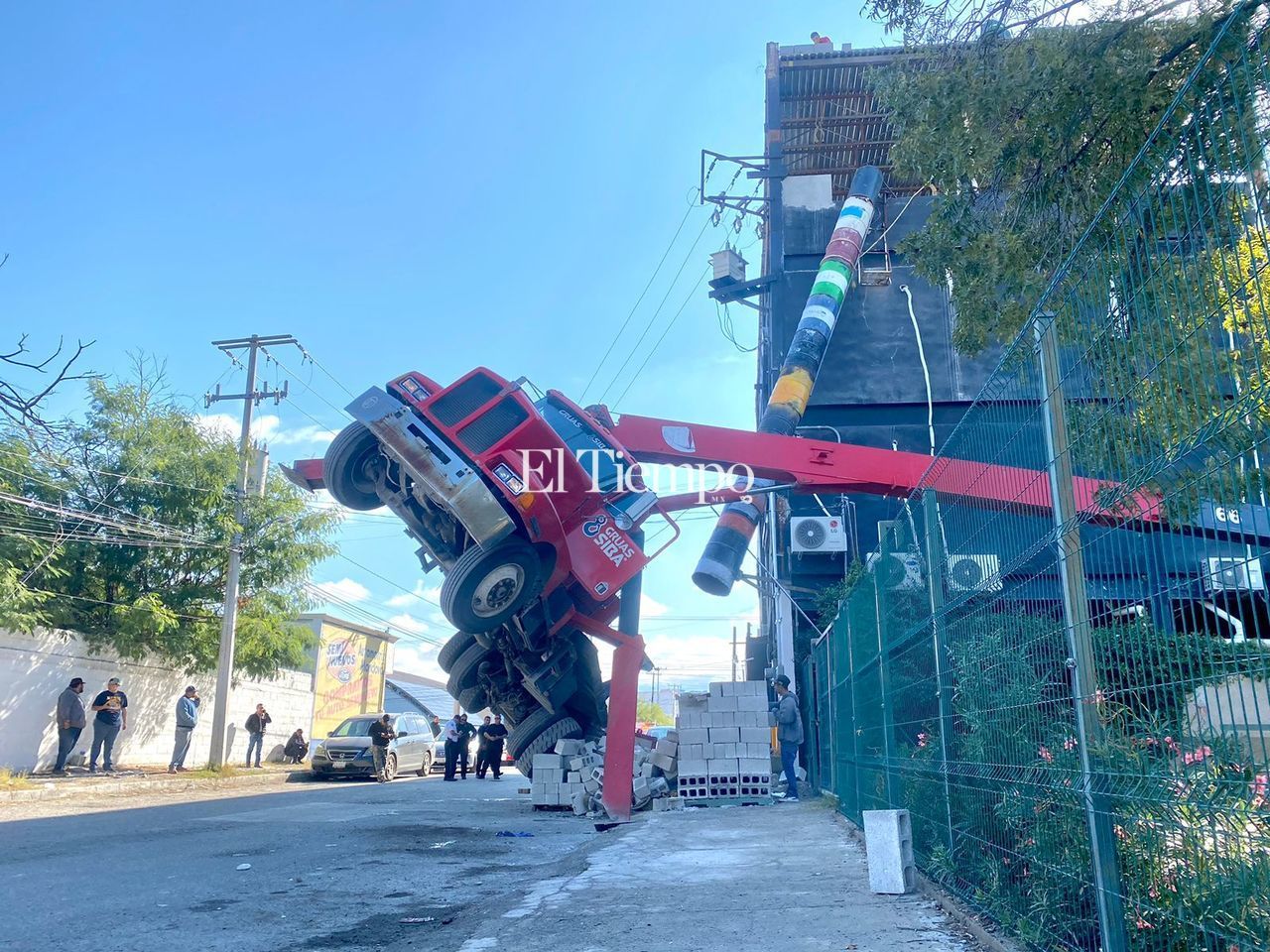 Grúa queda en el aire en la colonia Guadalupe de Monclova