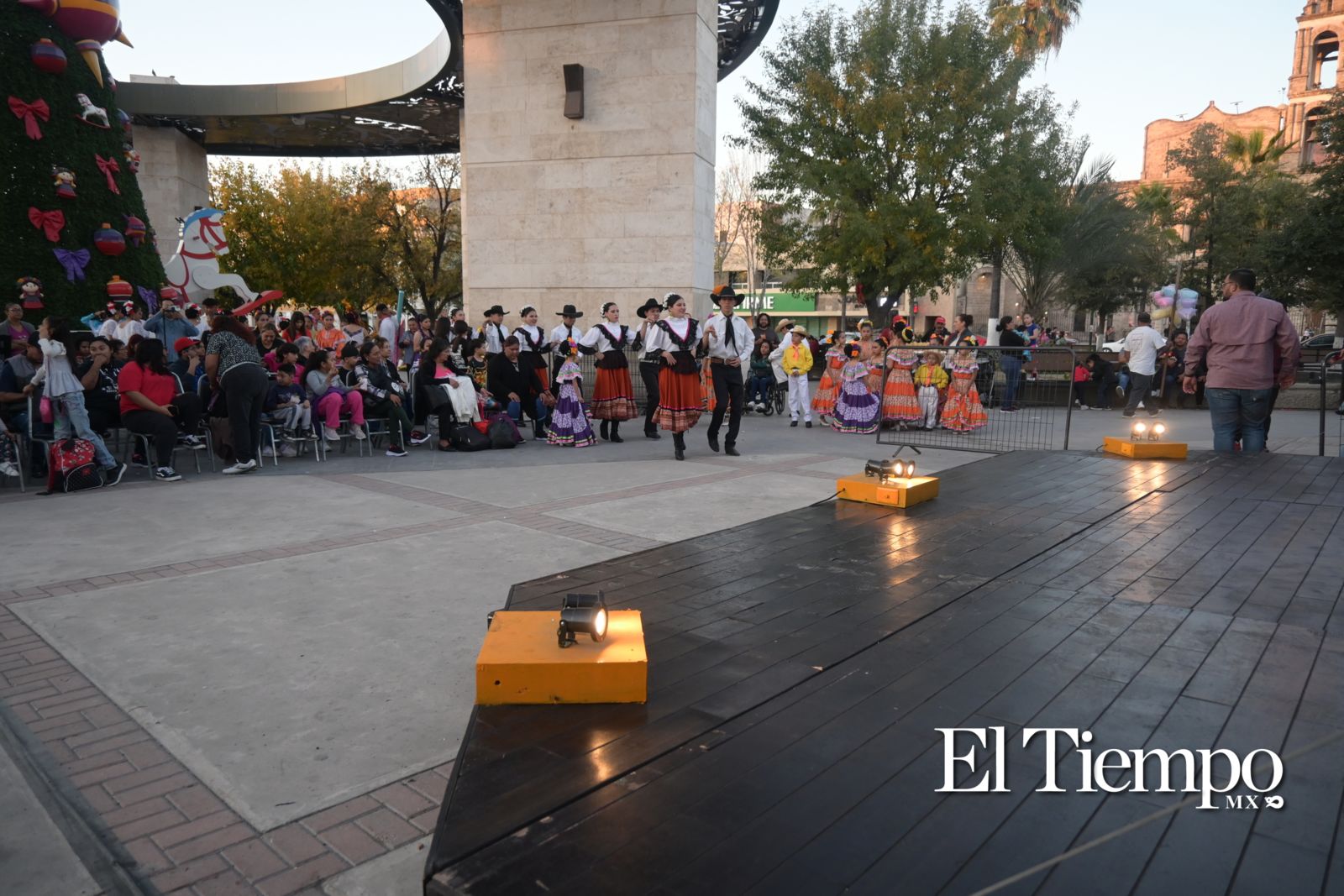 Magia navideña en la Villa Coahuila: Danza y cultura en el corazón de la ciudad