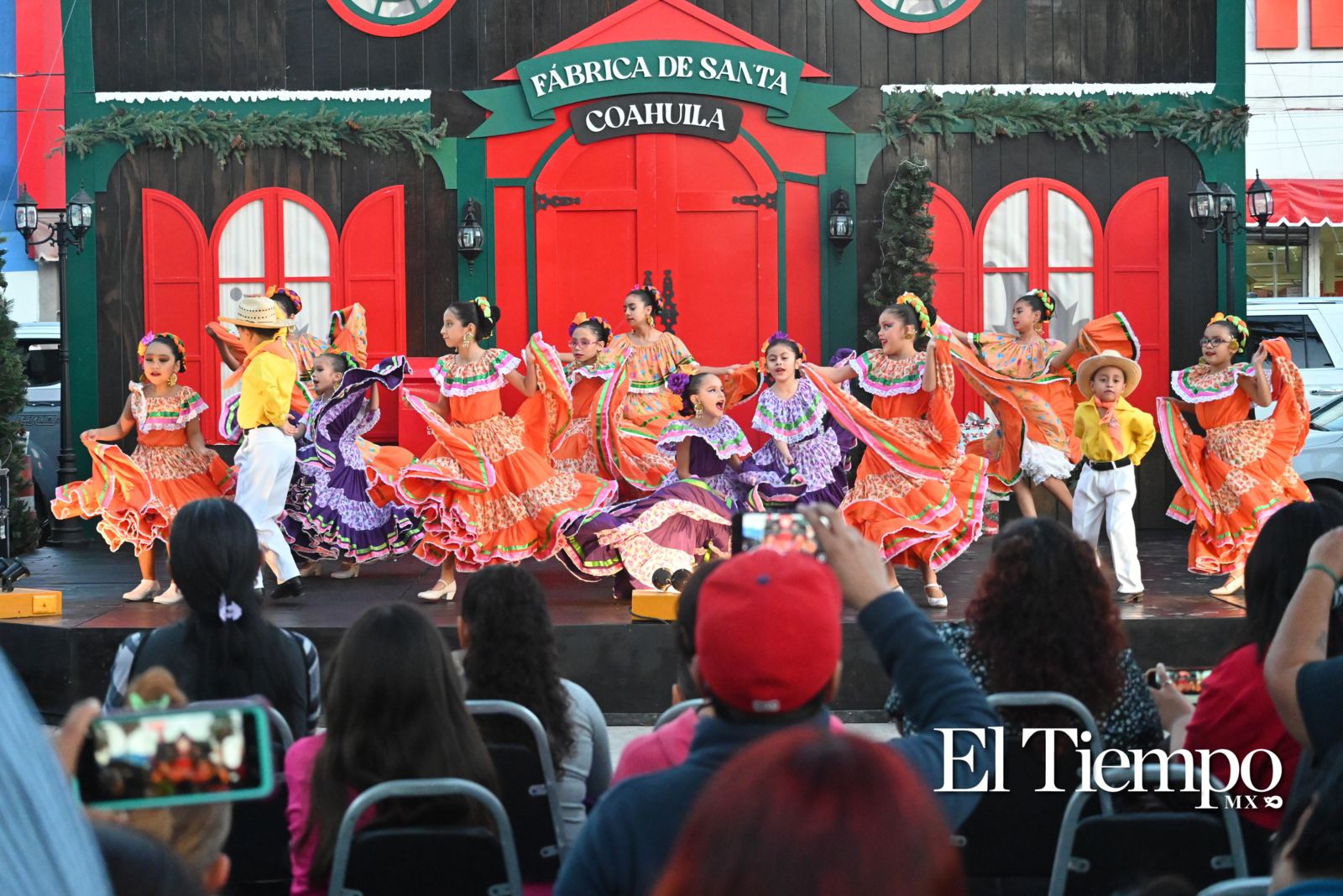 Magia navideña en la Villa Coahuila: Danza y cultura en el corazón de la ciudad