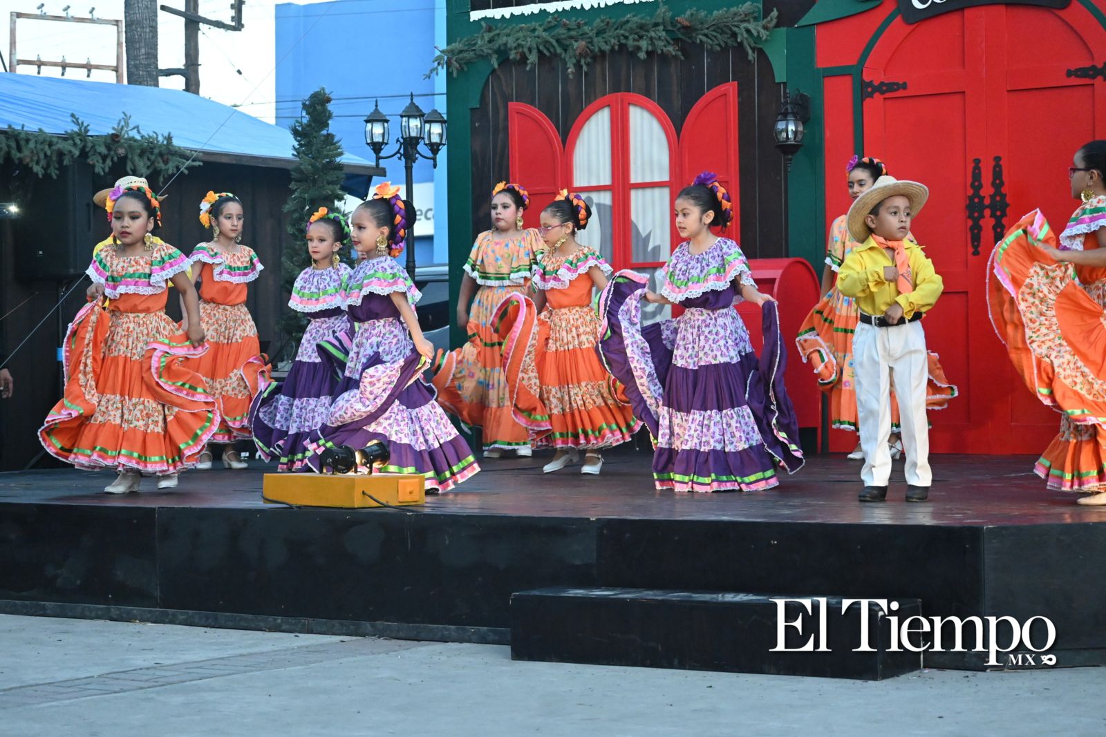 Magia navideña en la Villa Coahuila: Danza y cultura en el corazón de la ciudad
