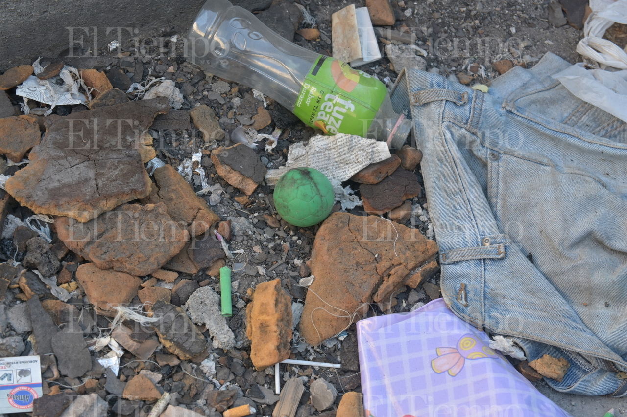  En un rincón olvidado de la ciudad, Merco quemado se observa como testigo de la desolación y la supervivencia.