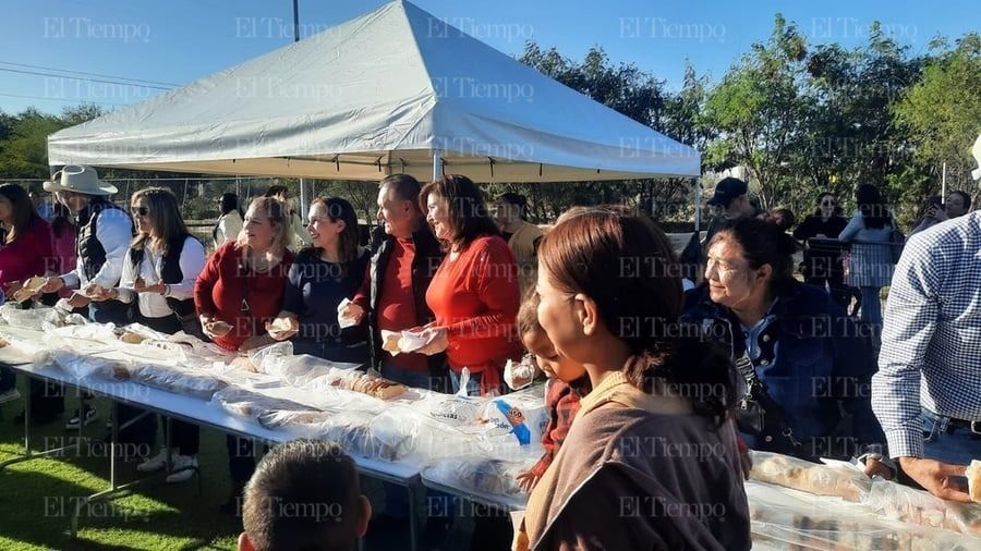 Carlos Villarreal lleva la rosca de Reyes y a Sonido Mazter a Colinas de Santiago