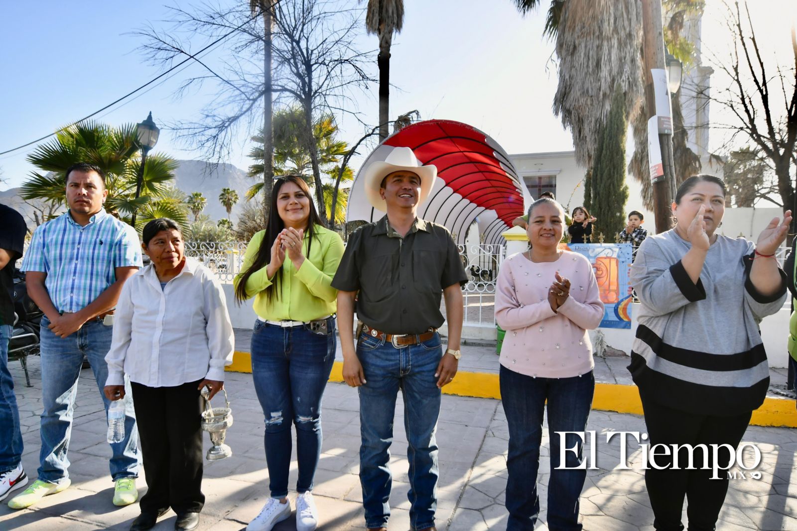 Un grupo de motociclistas llegó a Candela, Coahuila, donde fueron recibidos por el alcalde Fernando Juárez y su esposa.