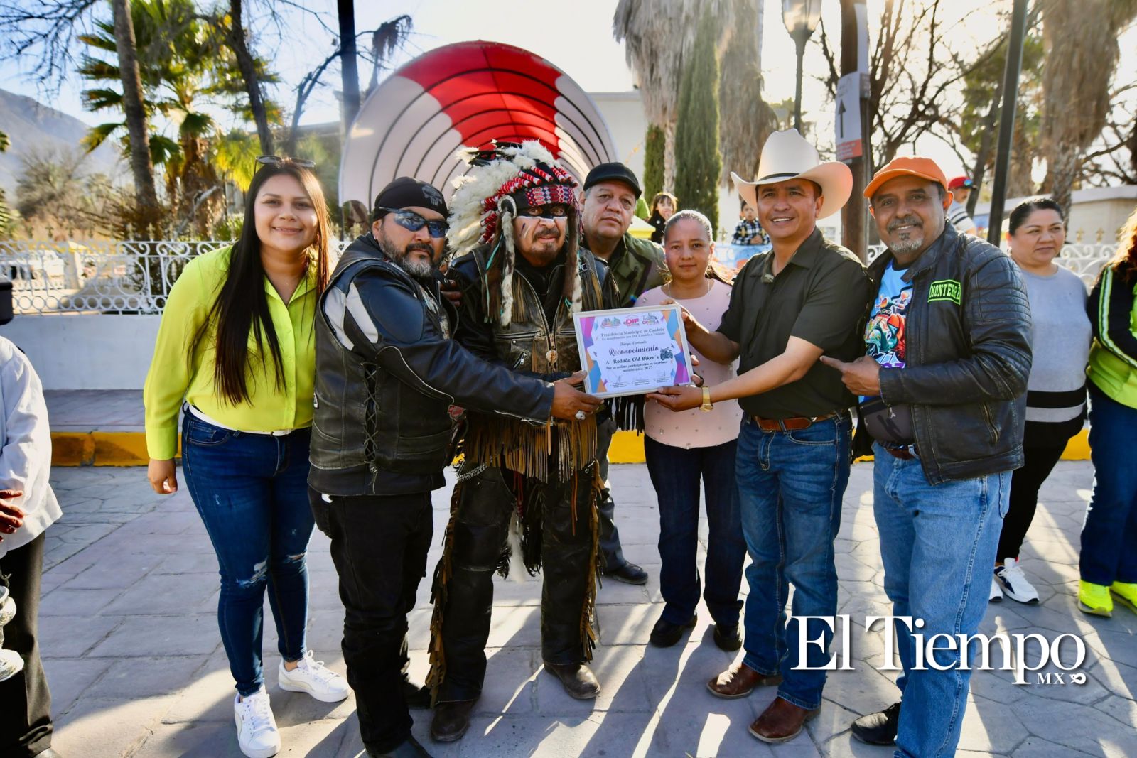 Un grupo de motociclistas llegó a Candela, Coahuila, donde fueron recibidos por el alcalde Fernando Juárez y su esposa.