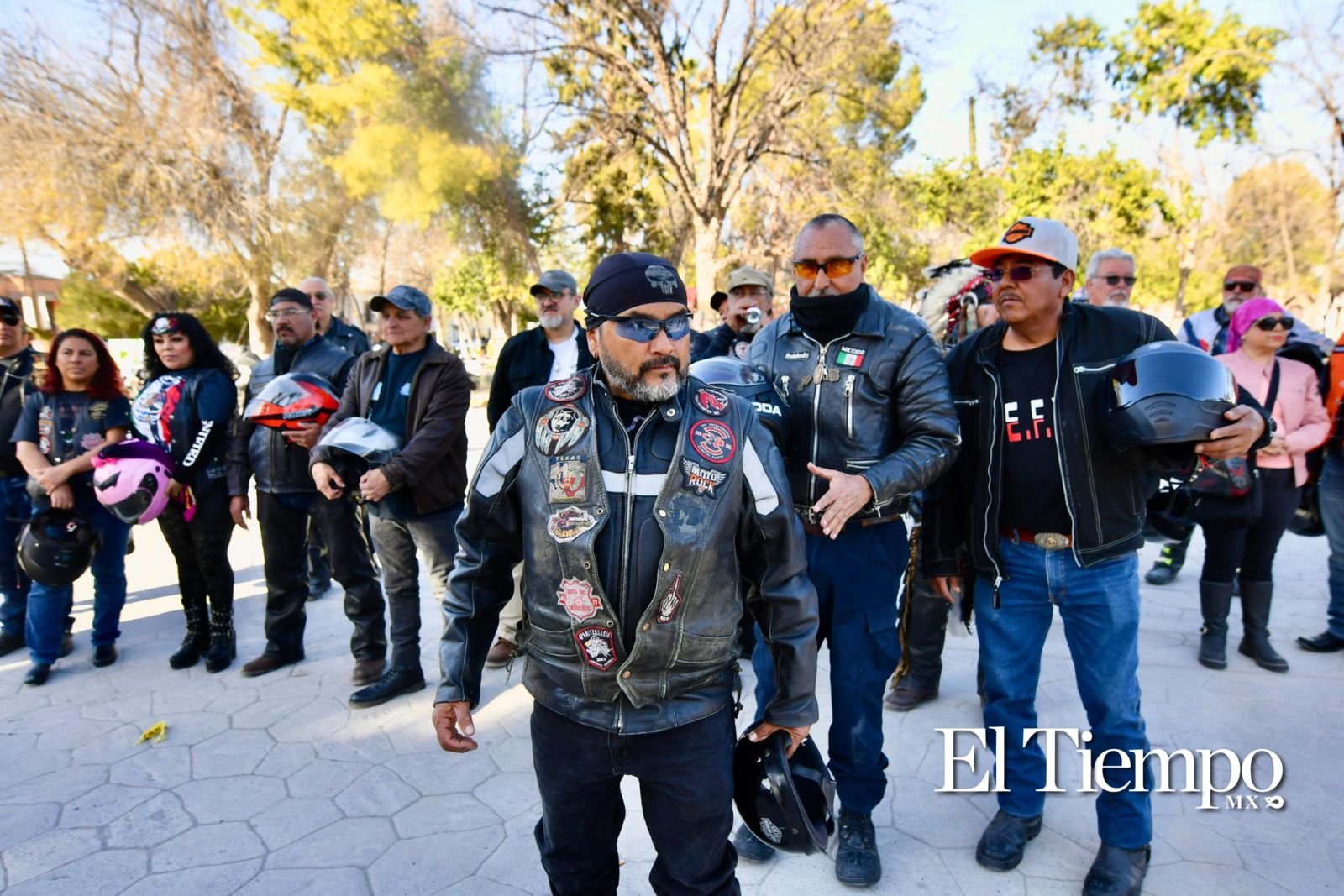 Un grupo de motociclistas llegó a Candela, Coahuila, donde fueron recibidos por el alcalde Fernando Juárez y su esposa.