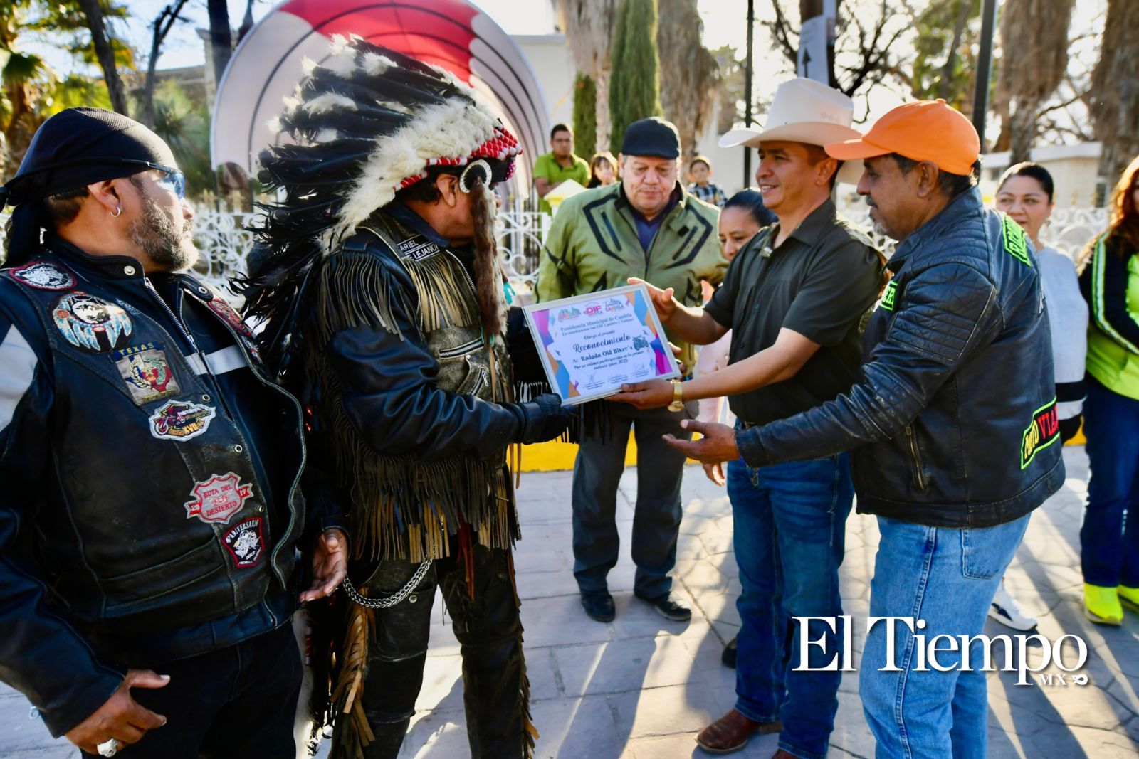 Un grupo de motociclistas llegó a Candela, Coahuila, donde fueron recibidos por el alcalde Fernando Juárez y su esposa.