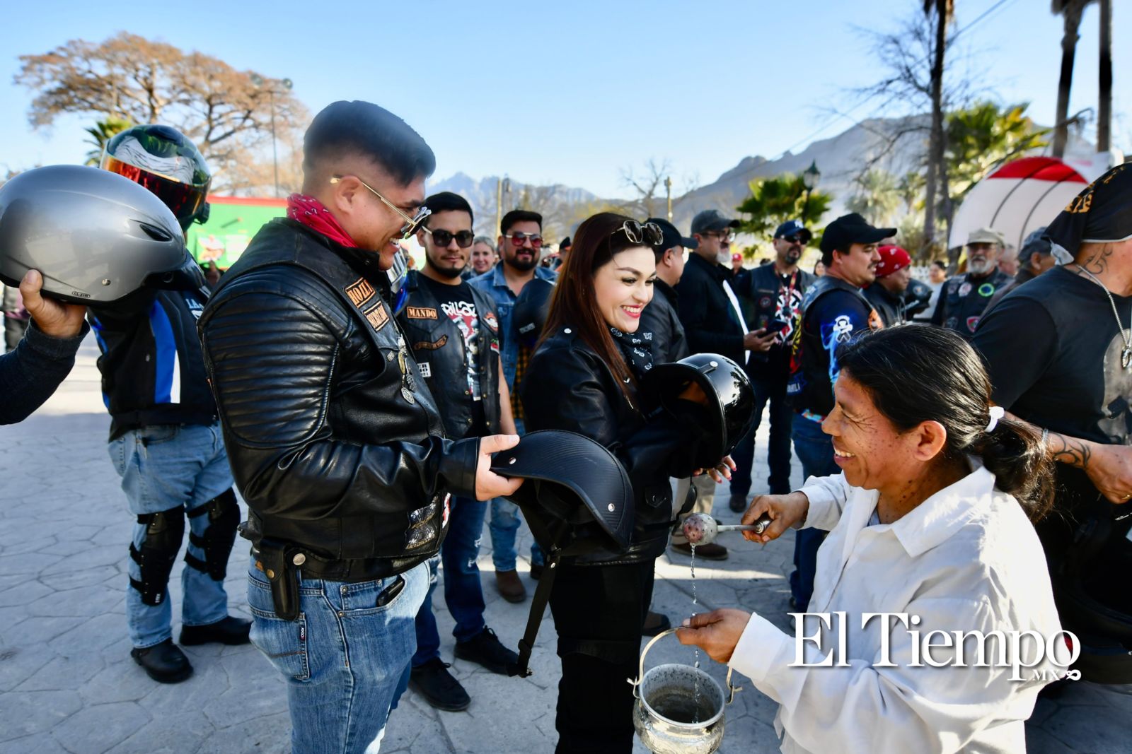 Un grupo de motociclistas llegó a Candela, Coahuila, donde fueron recibidos por el alcalde Fernando Juárez y su esposa.