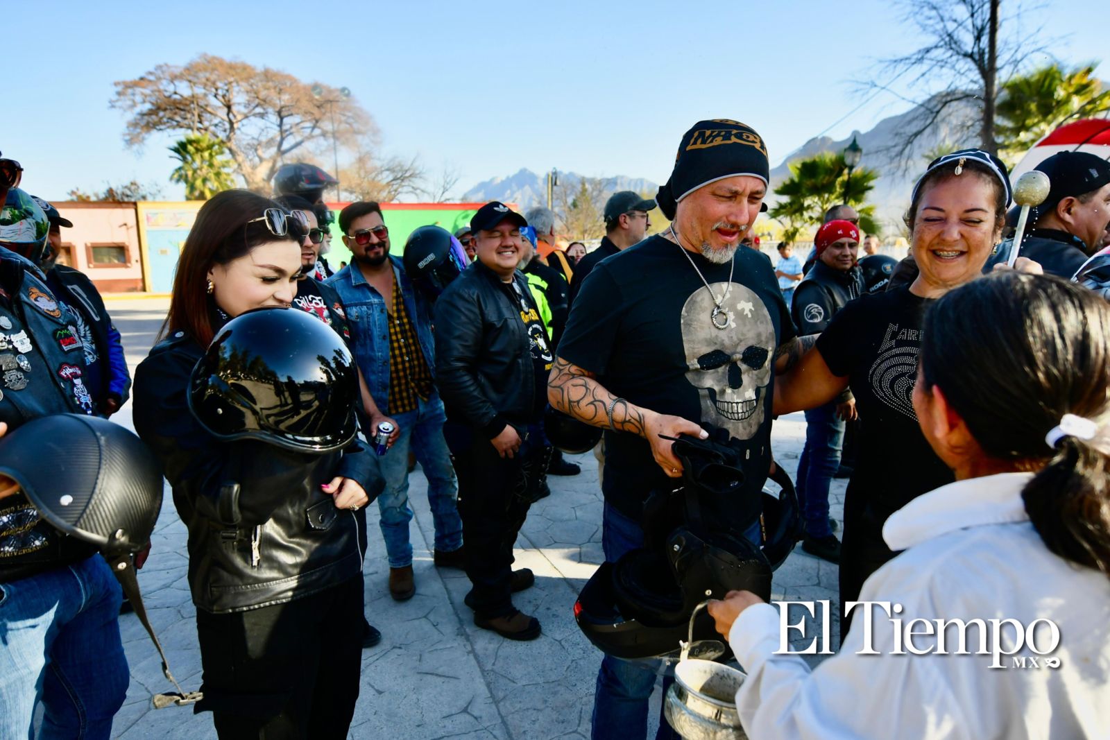 Un grupo de motociclistas llegó a Candela, Coahuila, donde fueron recibidos por el alcalde Fernando Juárez y su esposa.