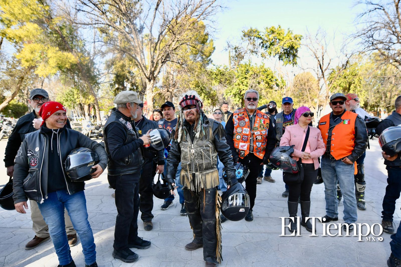 Un grupo de motociclistas llegó a Candela, Coahuila, donde fueron recibidos por el alcalde Fernando Juárez y su esposa.