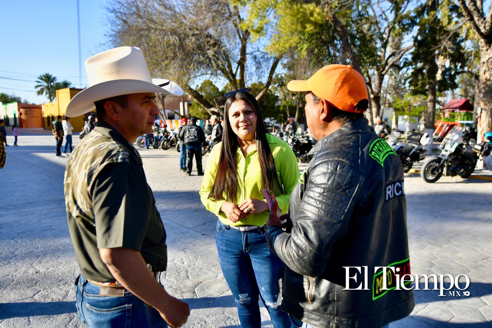 Un grupo de motociclistas llegó a Candela, Coahuila, donde fueron recibidos por el alcalde Fernando Juárez y su esposa.