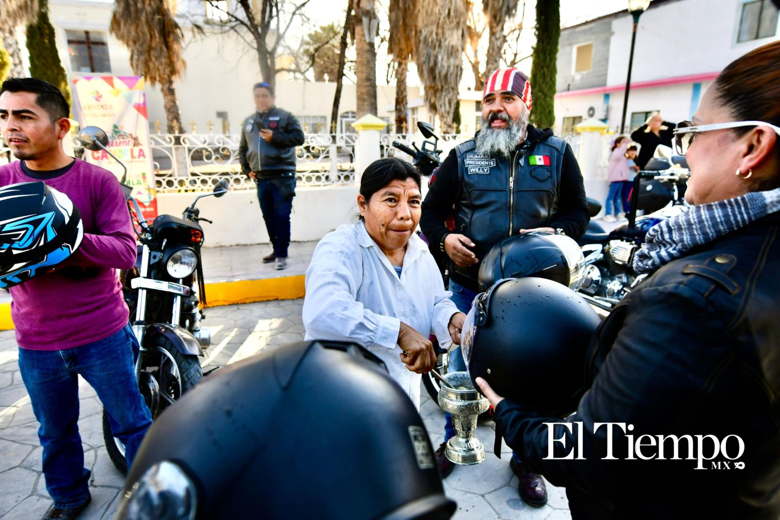 Un grupo de motociclistas llegó a Candela, Coahuila, donde fueron recibidos por el alcalde Fernando Juárez y su esposa.