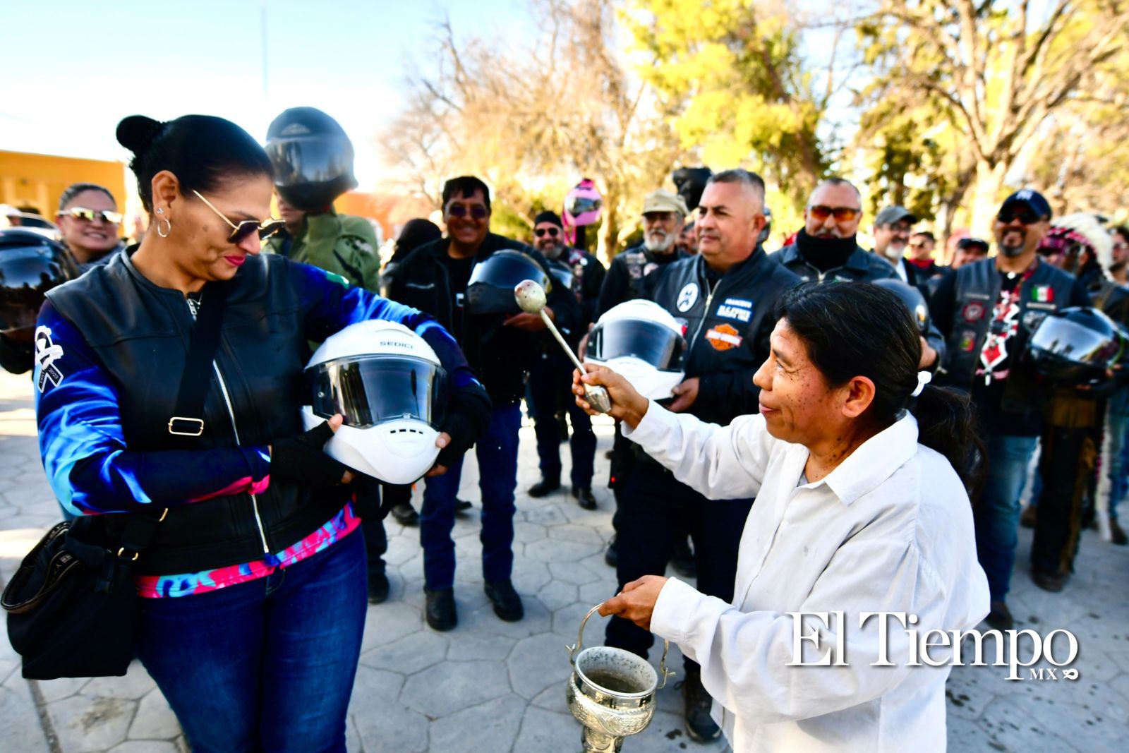 Un grupo de motociclistas llegó a Candela, Coahuila, donde fueron recibidos por el alcalde Fernando Juárez y su esposa.