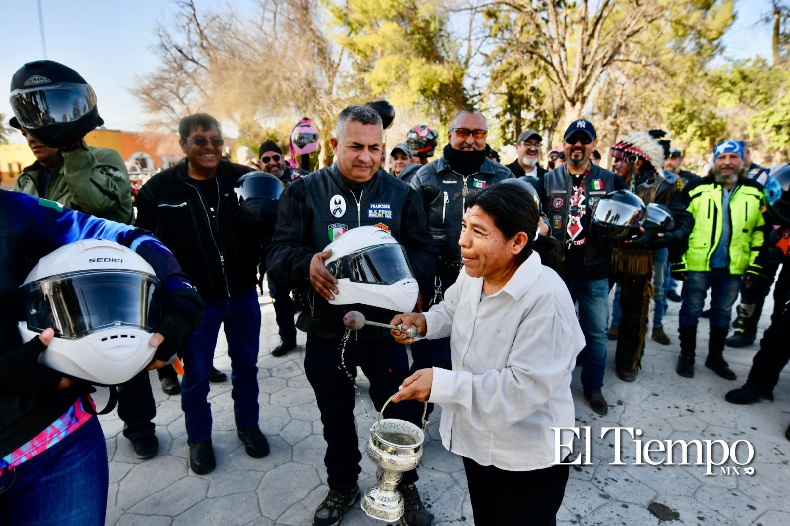 Un grupo de motociclistas llegó a Candela, Coahuila, donde fueron recibidos por el alcalde Fernando Juárez y su esposa.