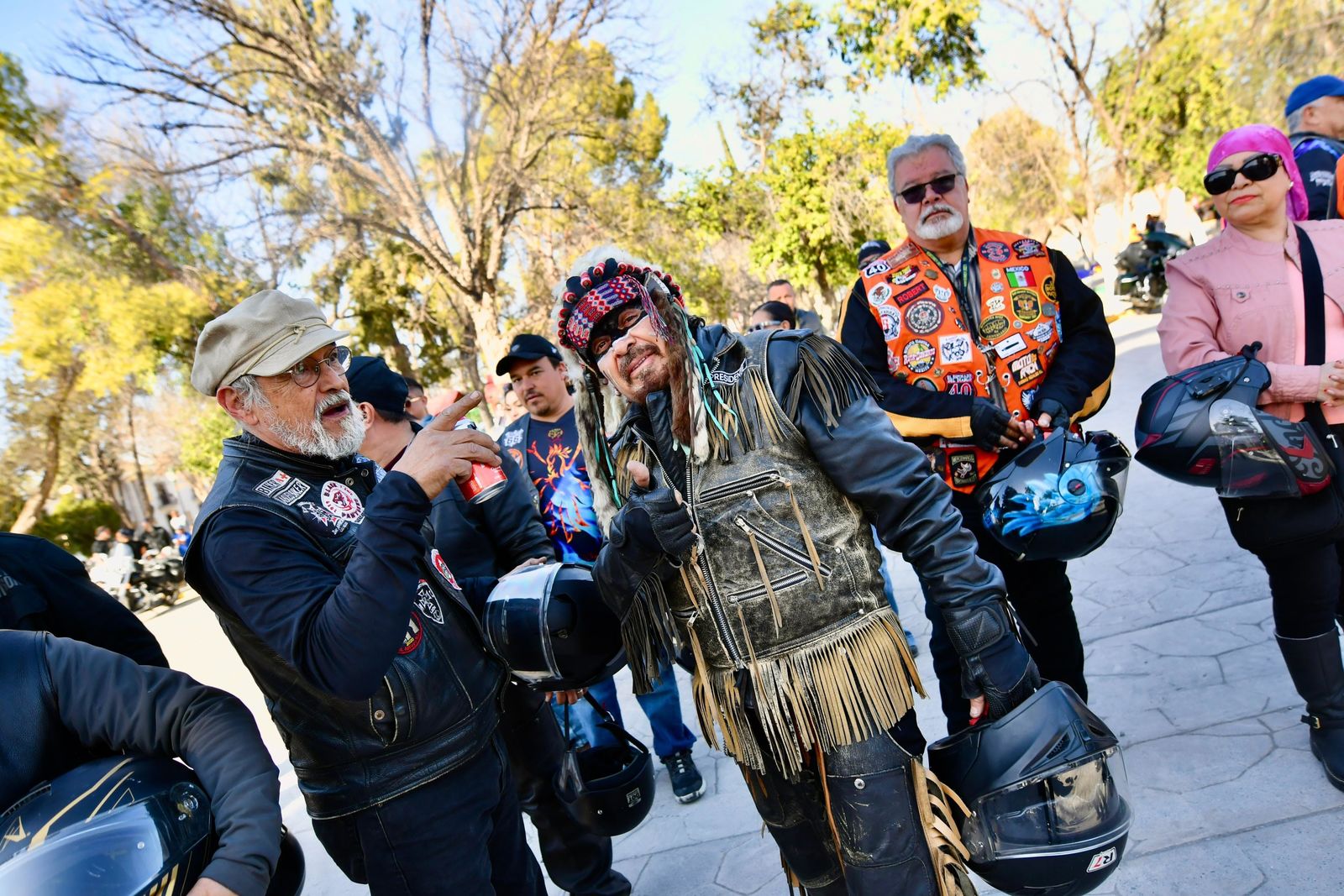 Un grupo de motociclistas llegó a Candela, Coahuila, donde fueron recibidos por el alcalde Fernando Juárez y su esposa.