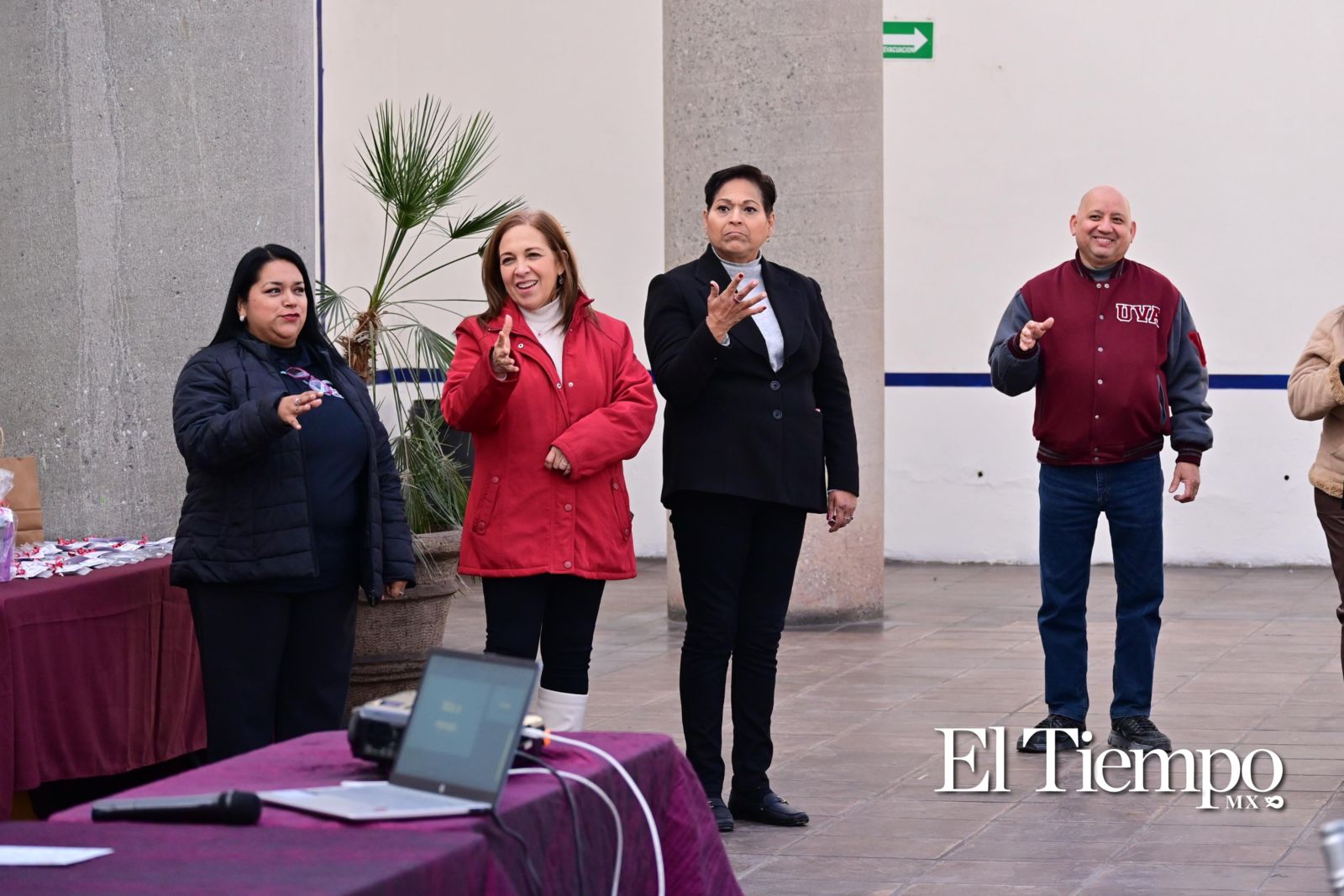 Estudiantes participan en el taller “Lotería de Señas
