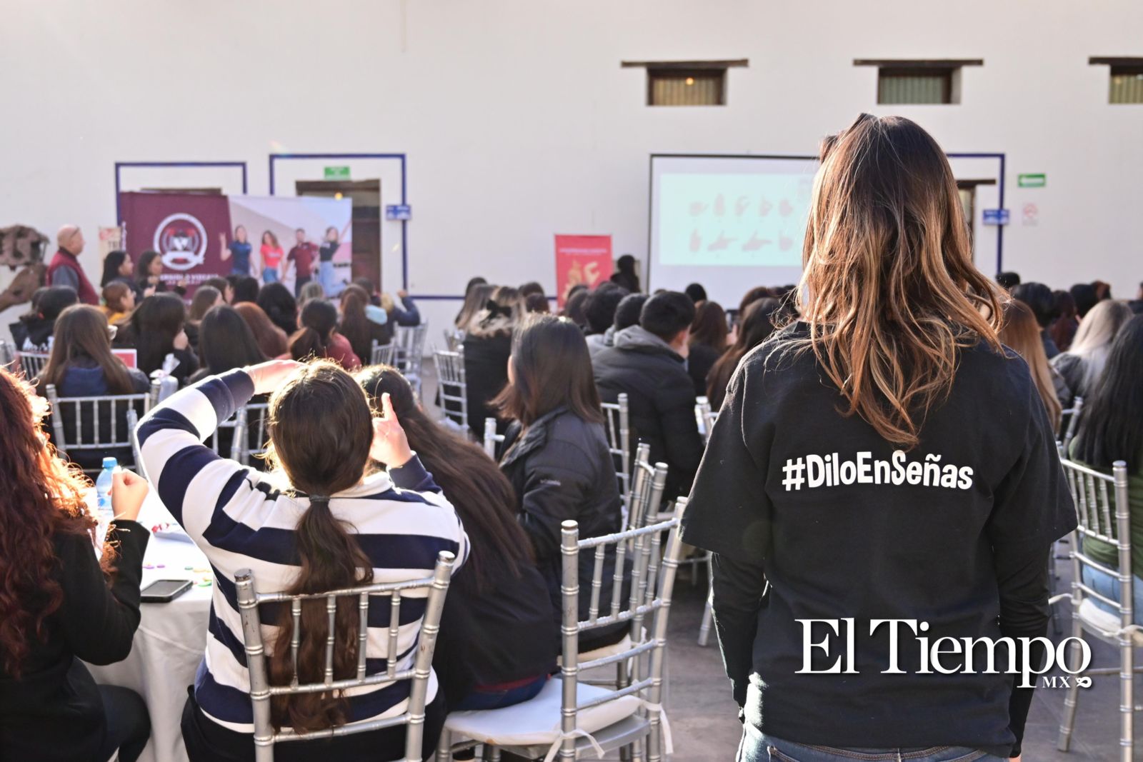 Estudiantes participan en el taller “Lotería de Señas