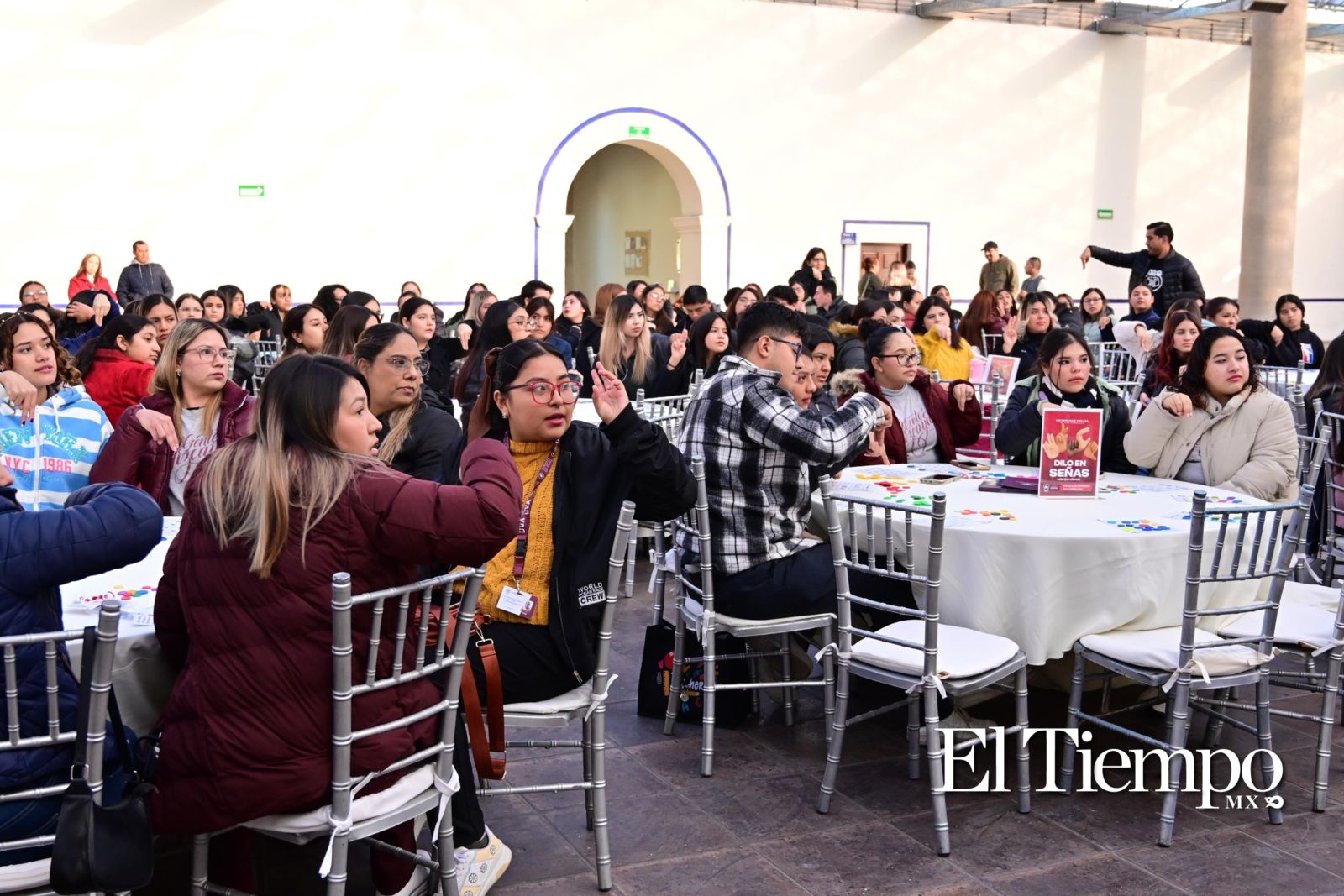 Estudiantes participan en el taller “Lotería de Señas