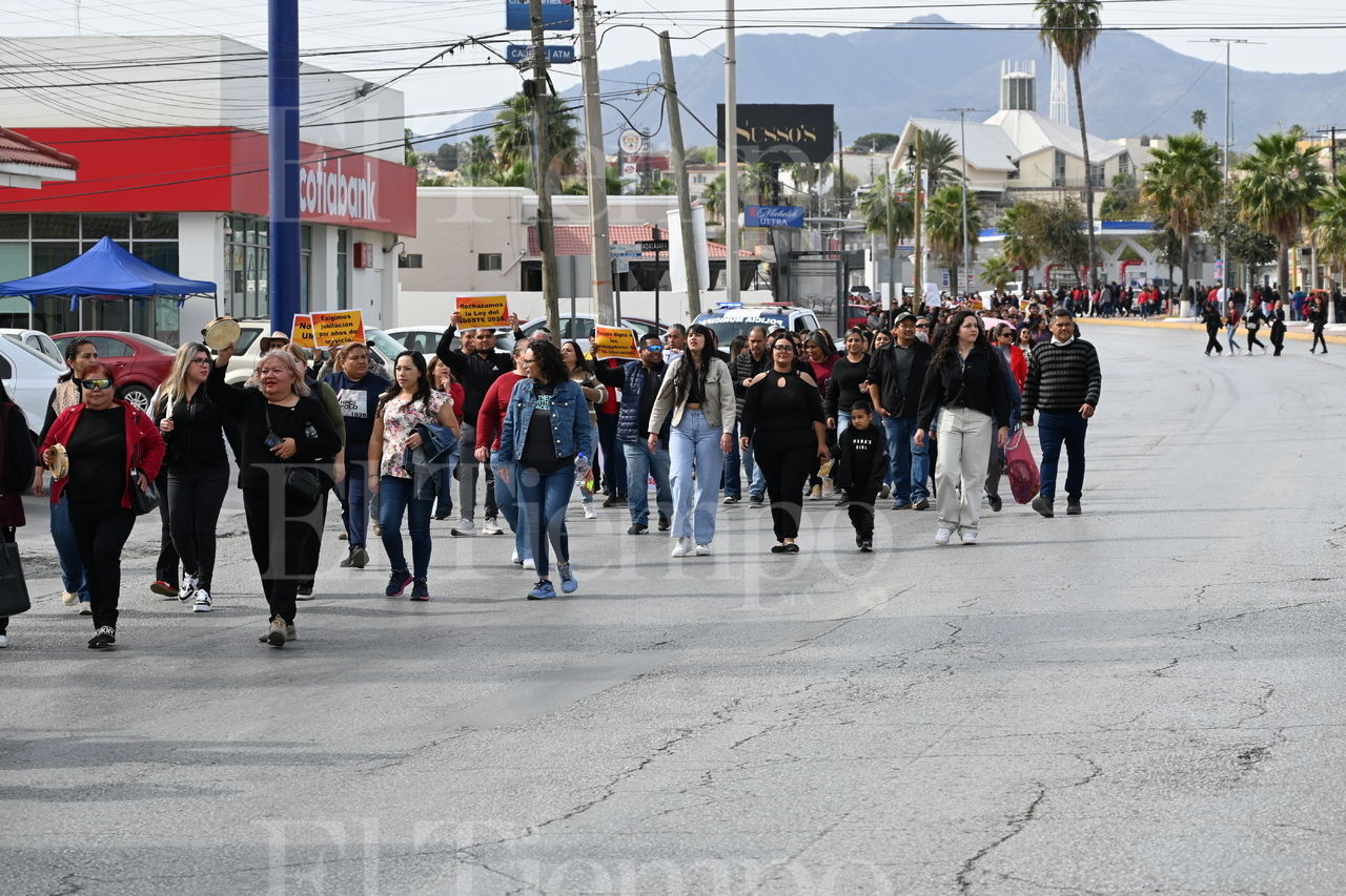 Manifestación y Marcha de docentes contra la ley del ISSSTE