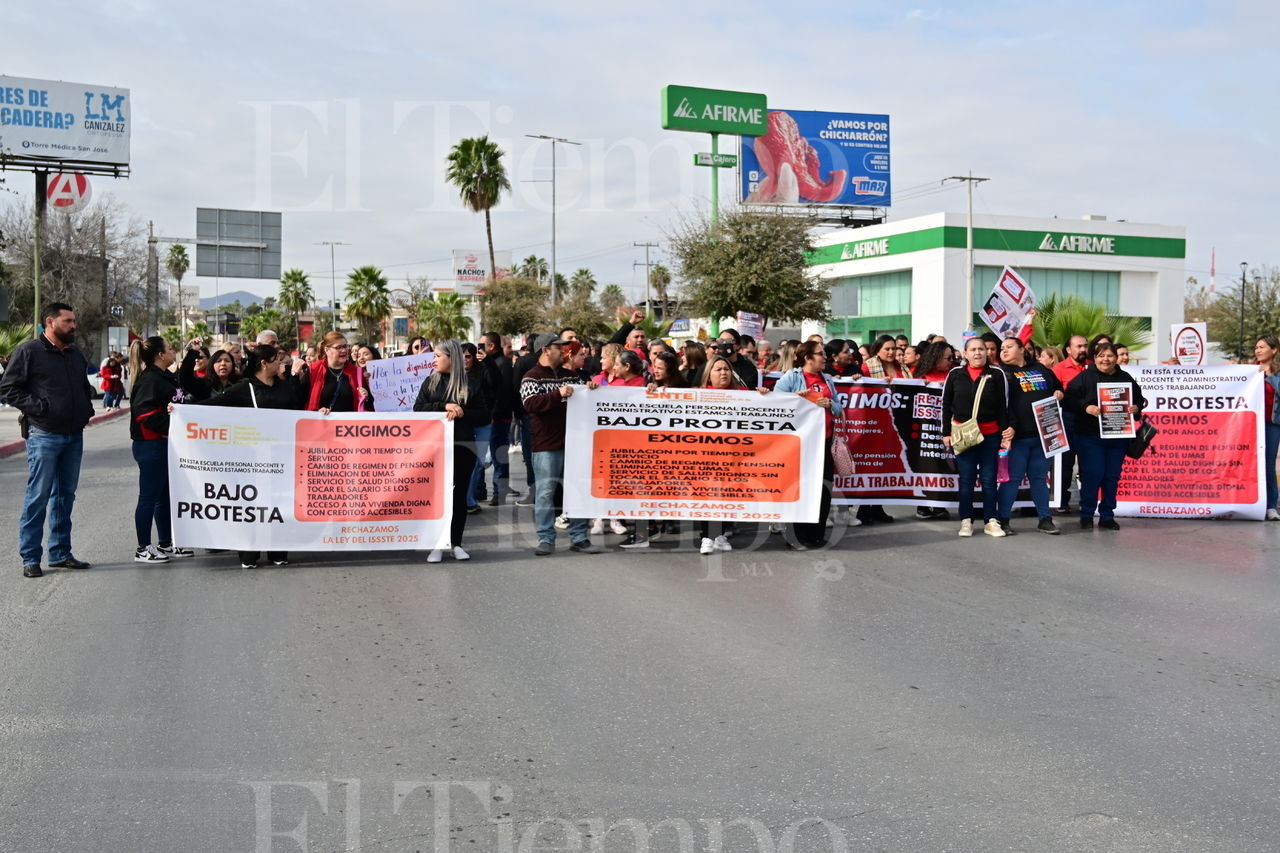 Manifestación y Marcha de docentes contra la ley del ISSSTE