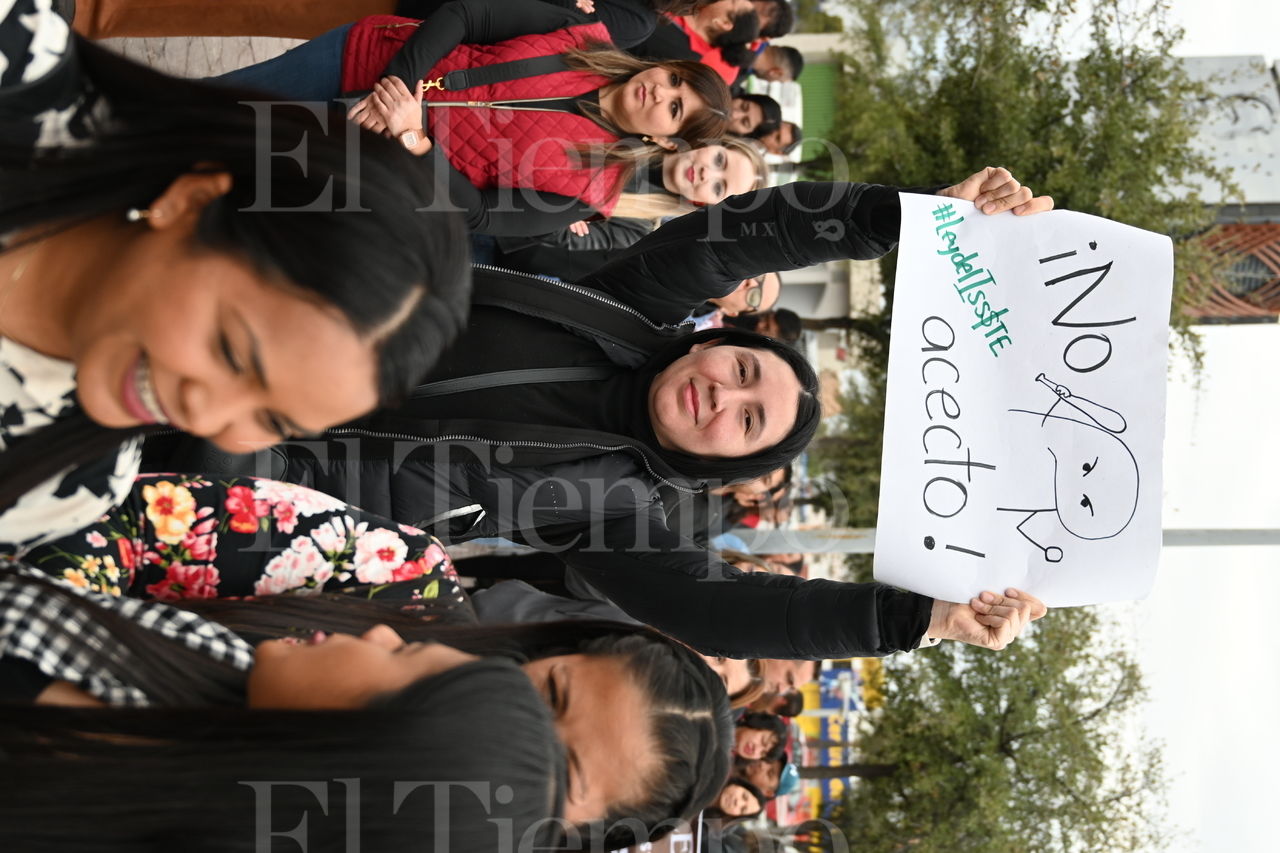 Manifestación y Marcha de docentes contra la ley del ISSSTE