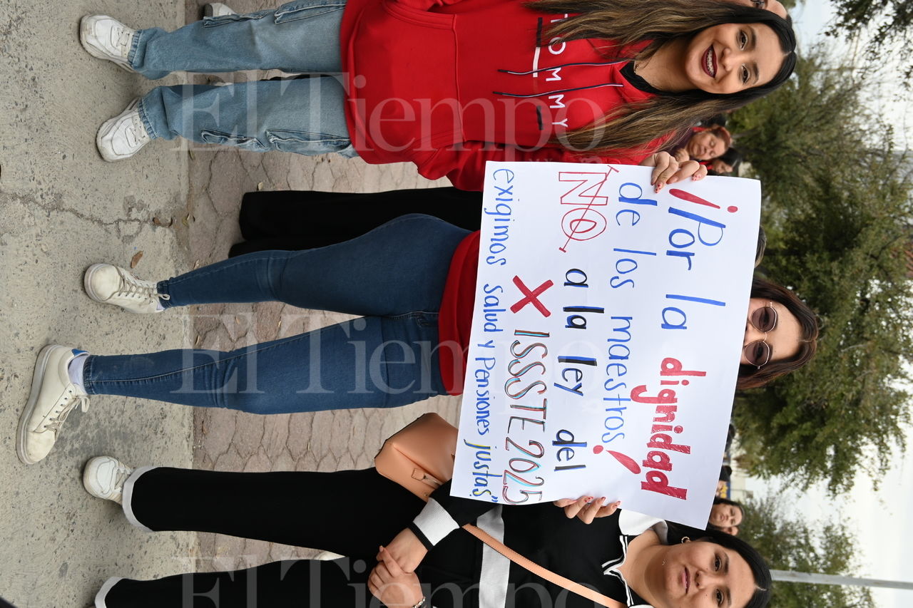 Manifestación y Marcha de docentes contra la ley del ISSSTE