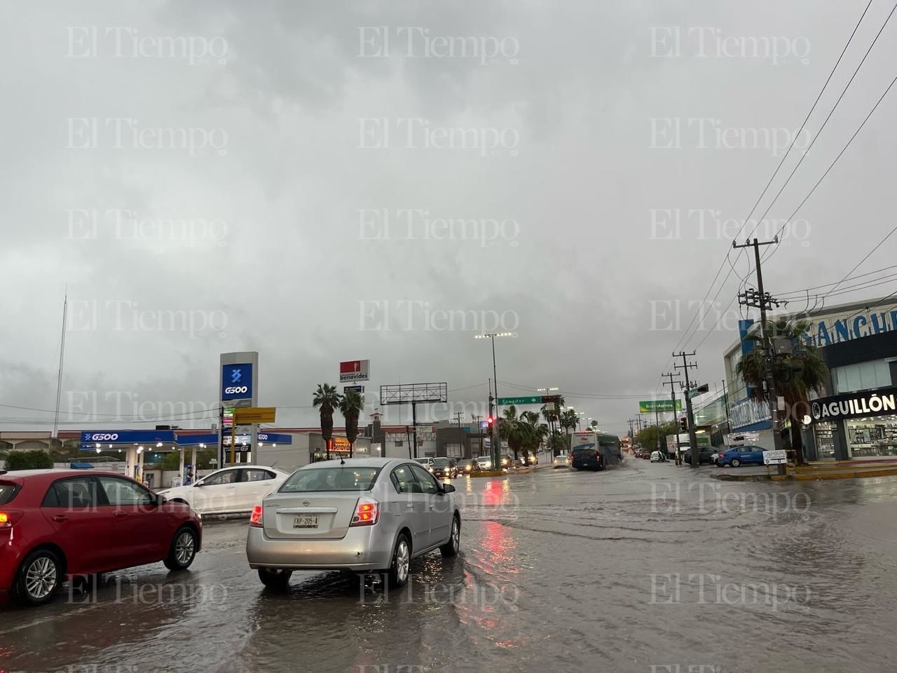 Las calles de Monclova inundadas por la lluvia. 