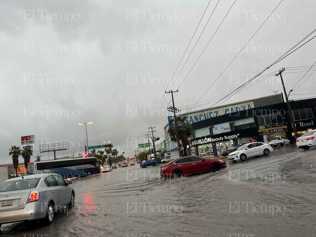 Las calles de Monclova inundadas por la lluvia. 