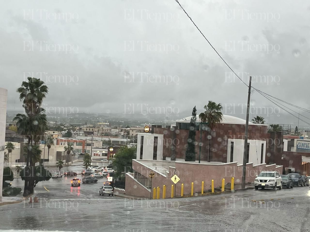 Las calles de Monclova inundadas por la lluvia. 