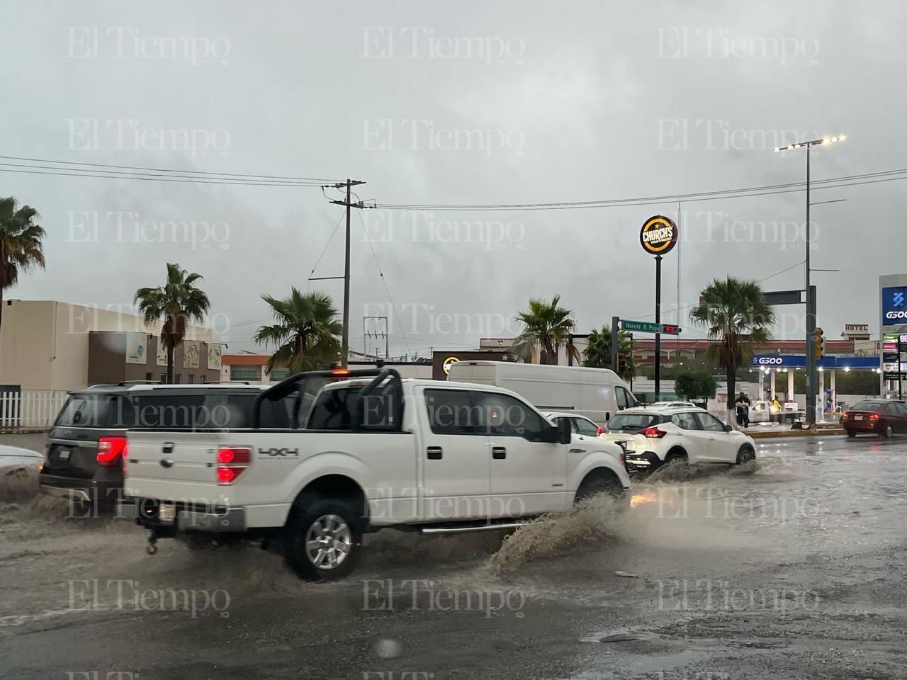Las calles de Monclova inundadas por la lluvia. 