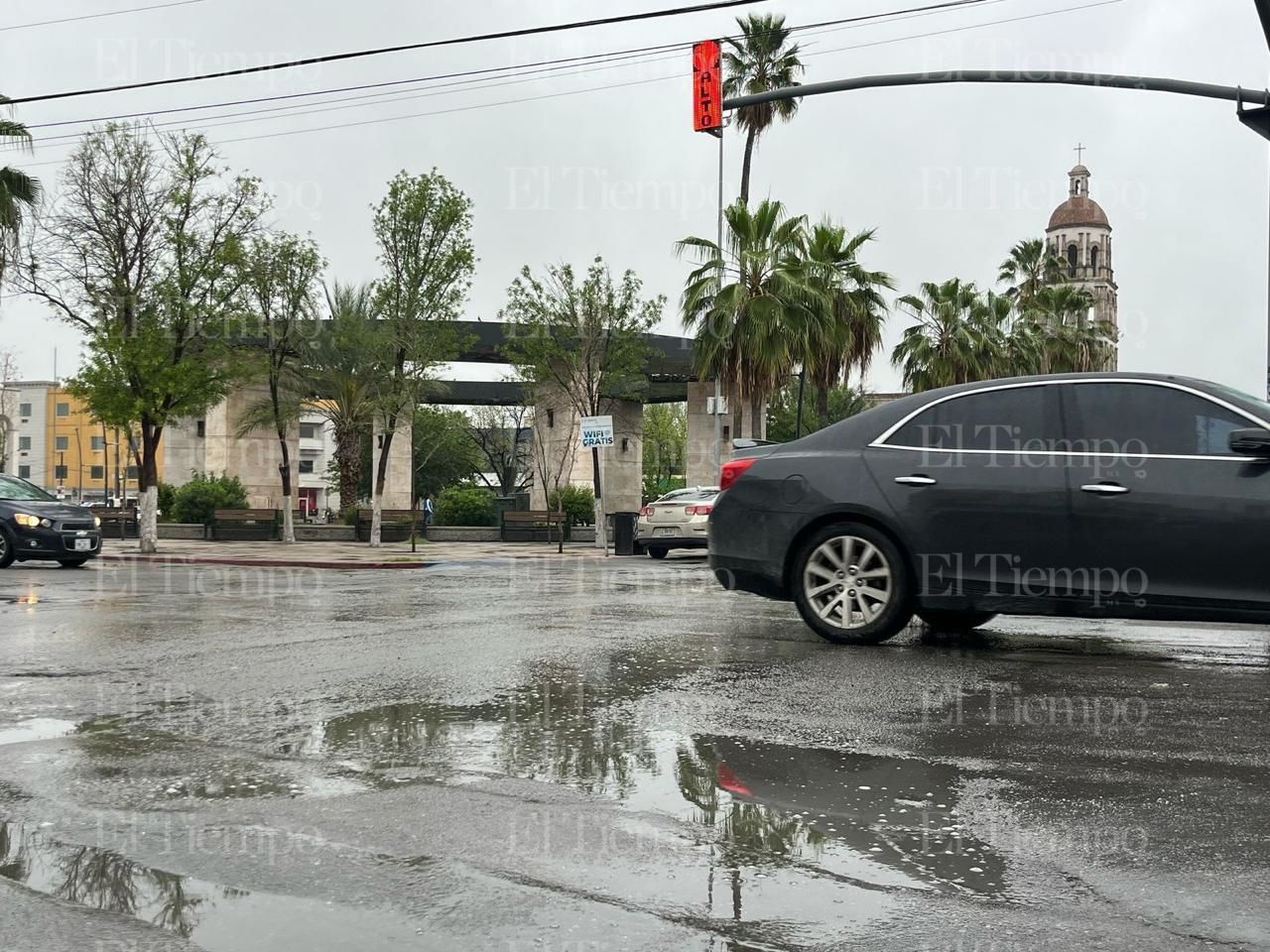 Las calles de Monclova inundadas por la lluvia. 