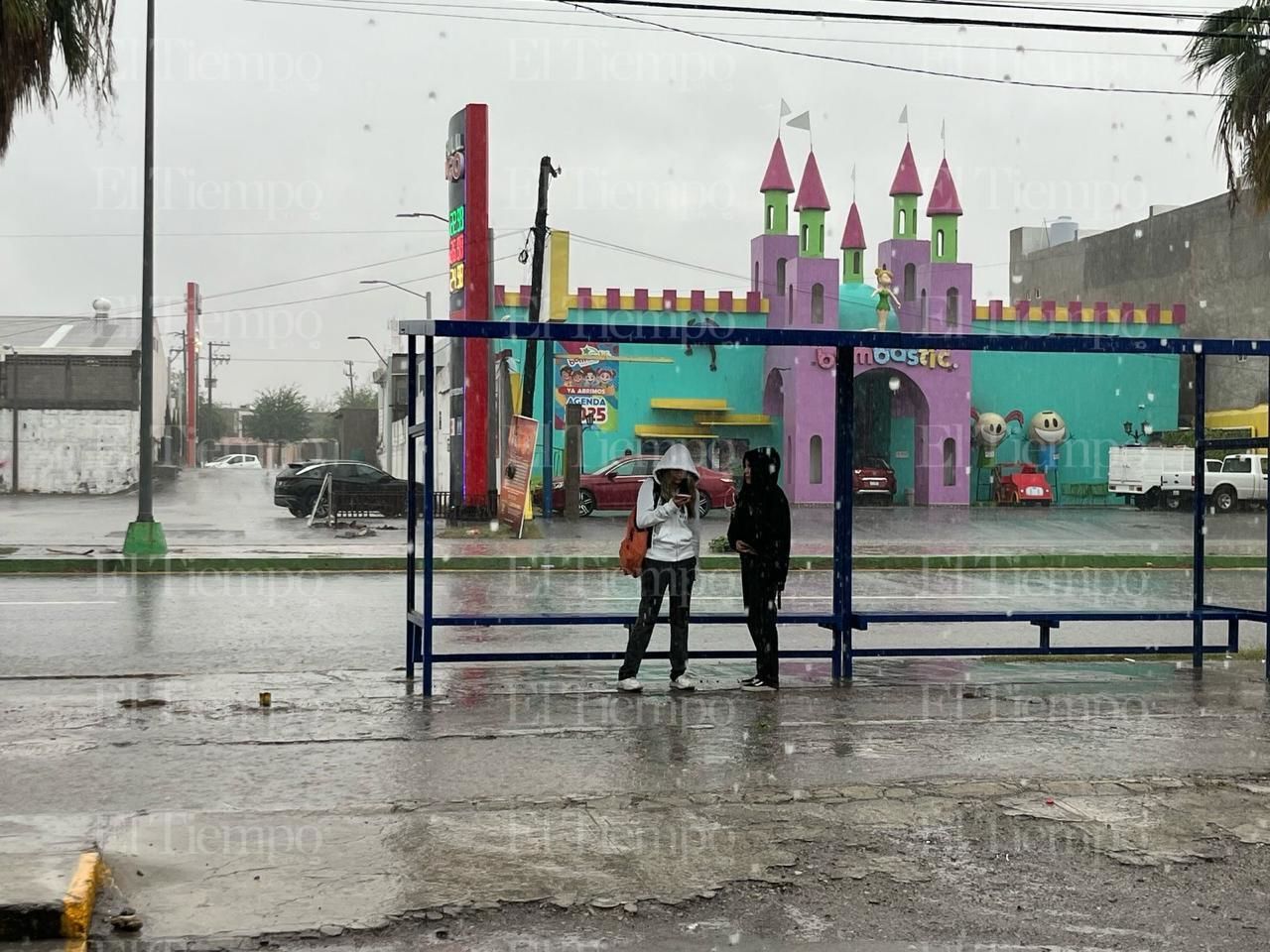 Las calles de Monclova inundadas por la lluvia. 