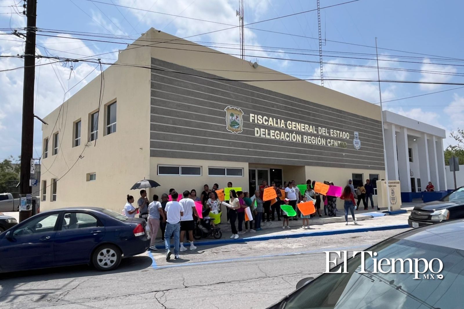 Familiares de José Eduardo protestan frente a la Fiscalía en busca de justicia. 